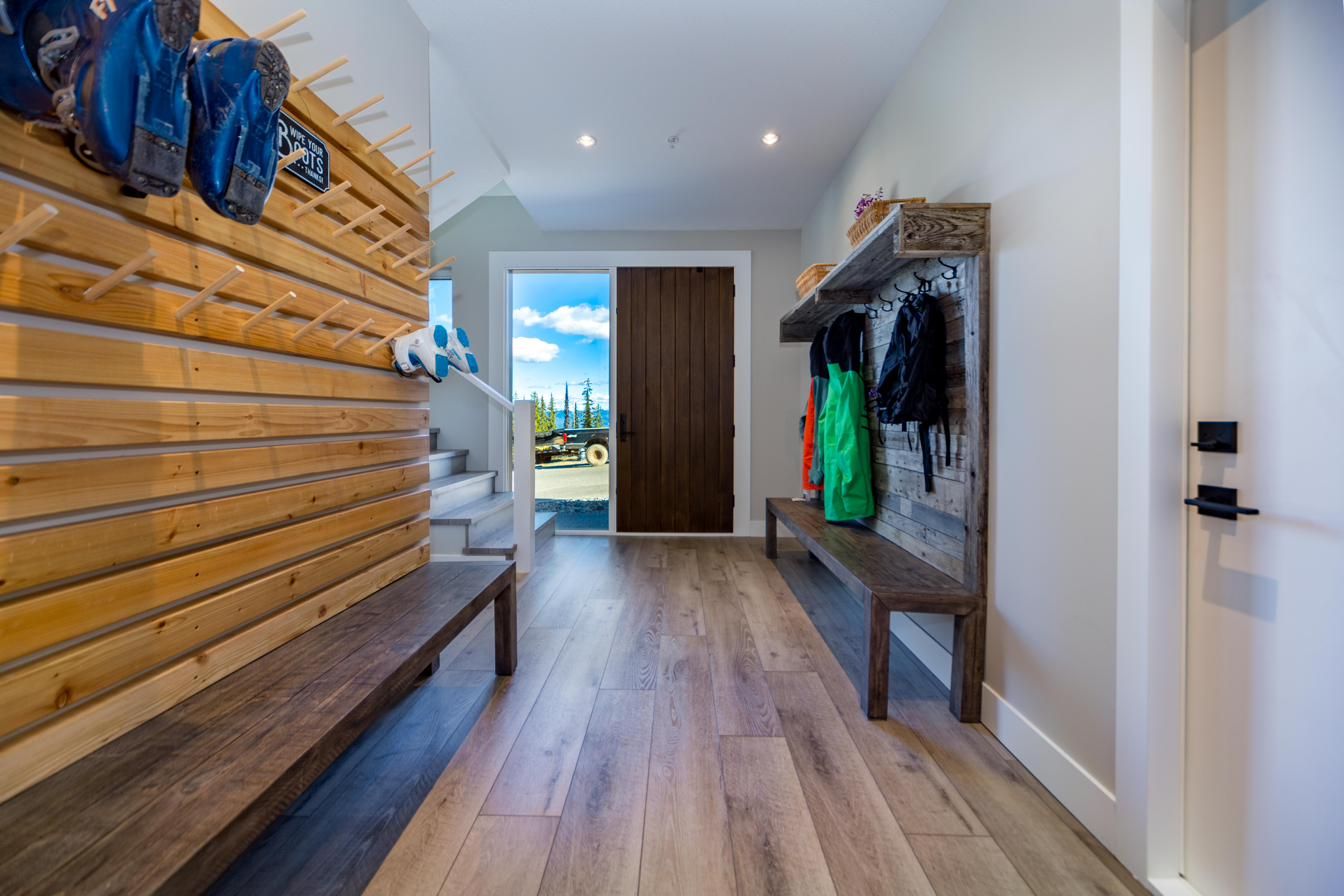 Built-in wood feature wall at the Feathertop entry